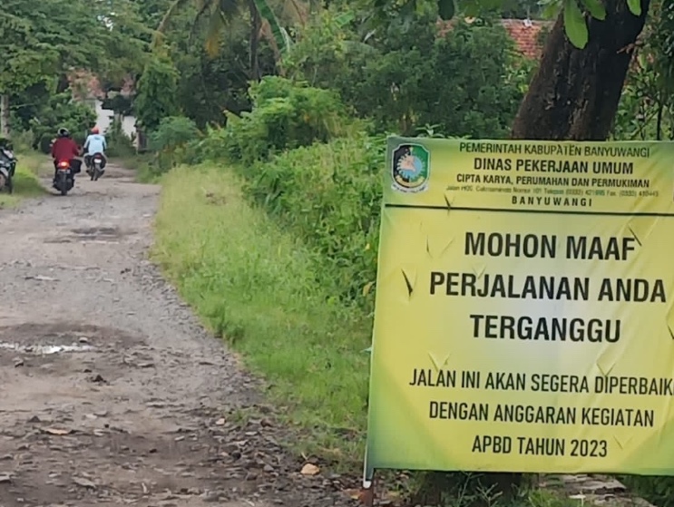 Foto : Papan informasi jalan ditutup karena ada proyek pembanguan jalan berpaving. (Doc,Rony).