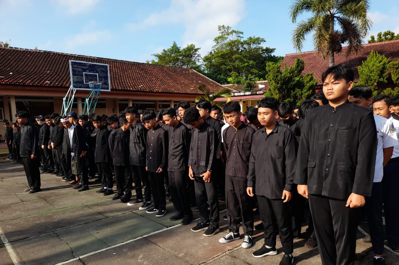 Foto : Semua siswa ikut berbaris dihalaman sekolah. (Doc Ilham).
