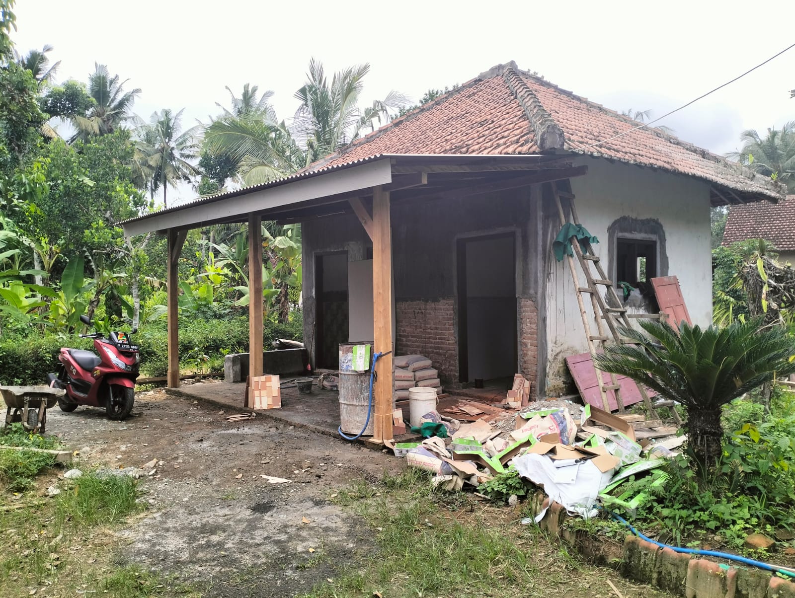 Foto : Bangunan mushola hampir rampung diperbaiki. (Doc, Istimewa).