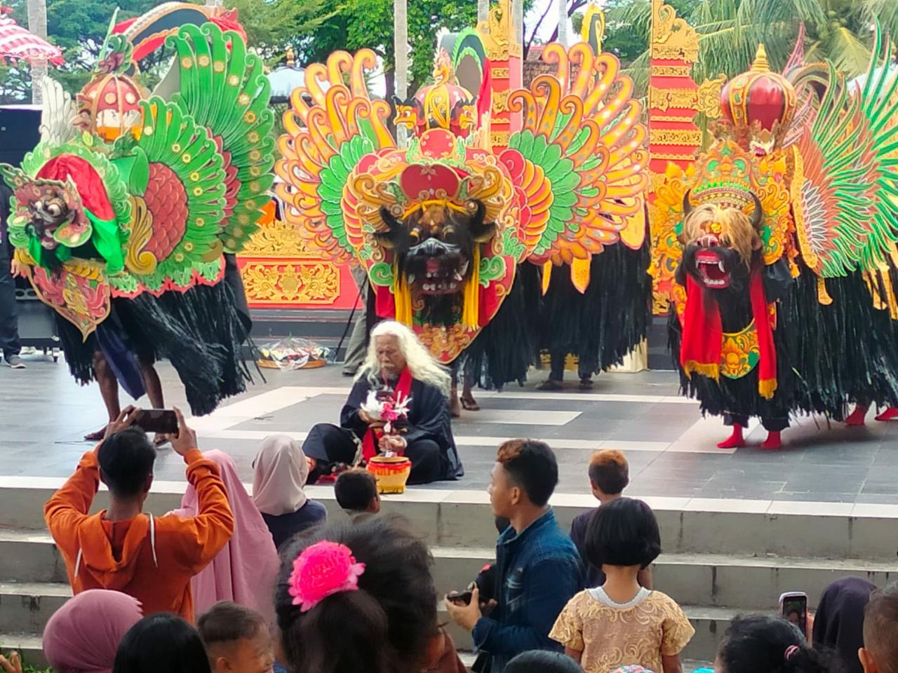 Foto : Penampilan para seni di RTH Singonjuruh. 