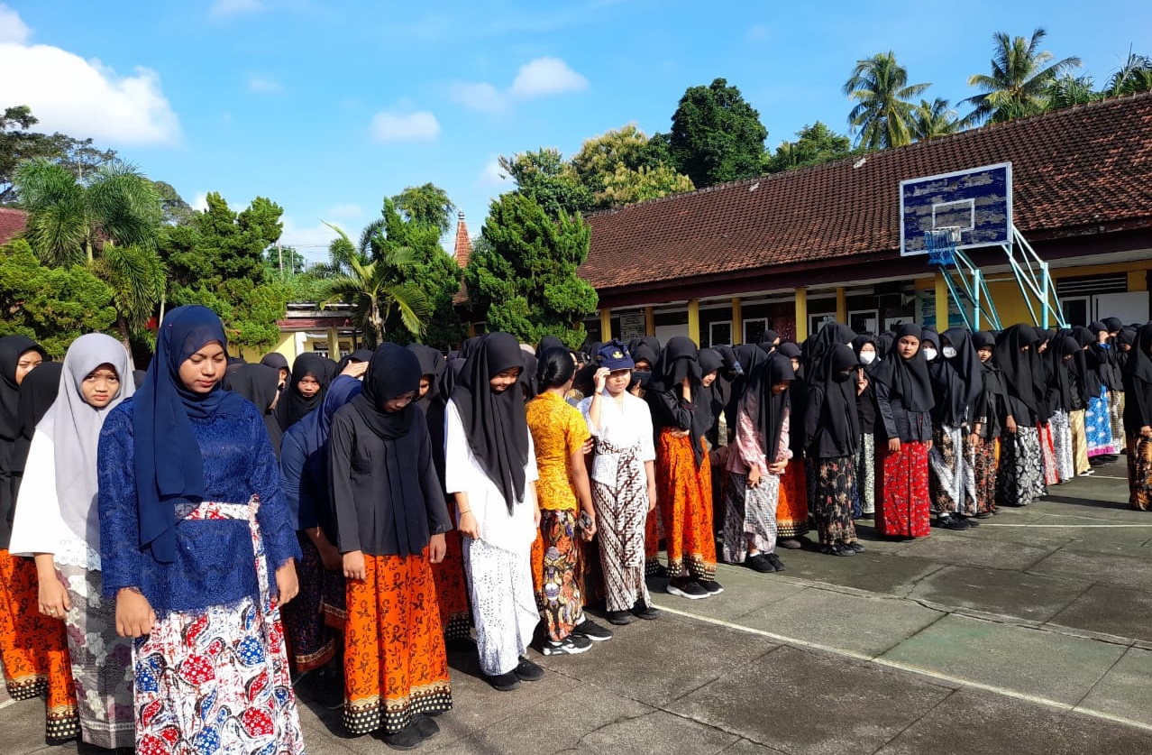 Foto : Bagi siswa perempuan memakai baju adat untuk mengikuti upacara Hardiknas. (Doc, Ilham Triadi). 