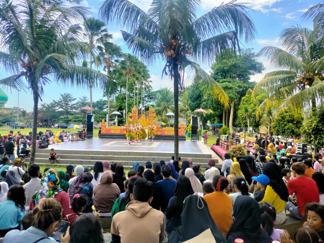 Foto : Pagelaran seni budaya banyuwangi dipentaskan dipanggung terbuka RTH Singonjuruh. 