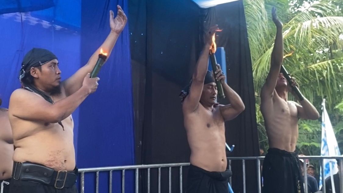 Foto : Atraksi yang boleh ditiru, jika tidak punyak keahlian. (Foto: istimewa)
