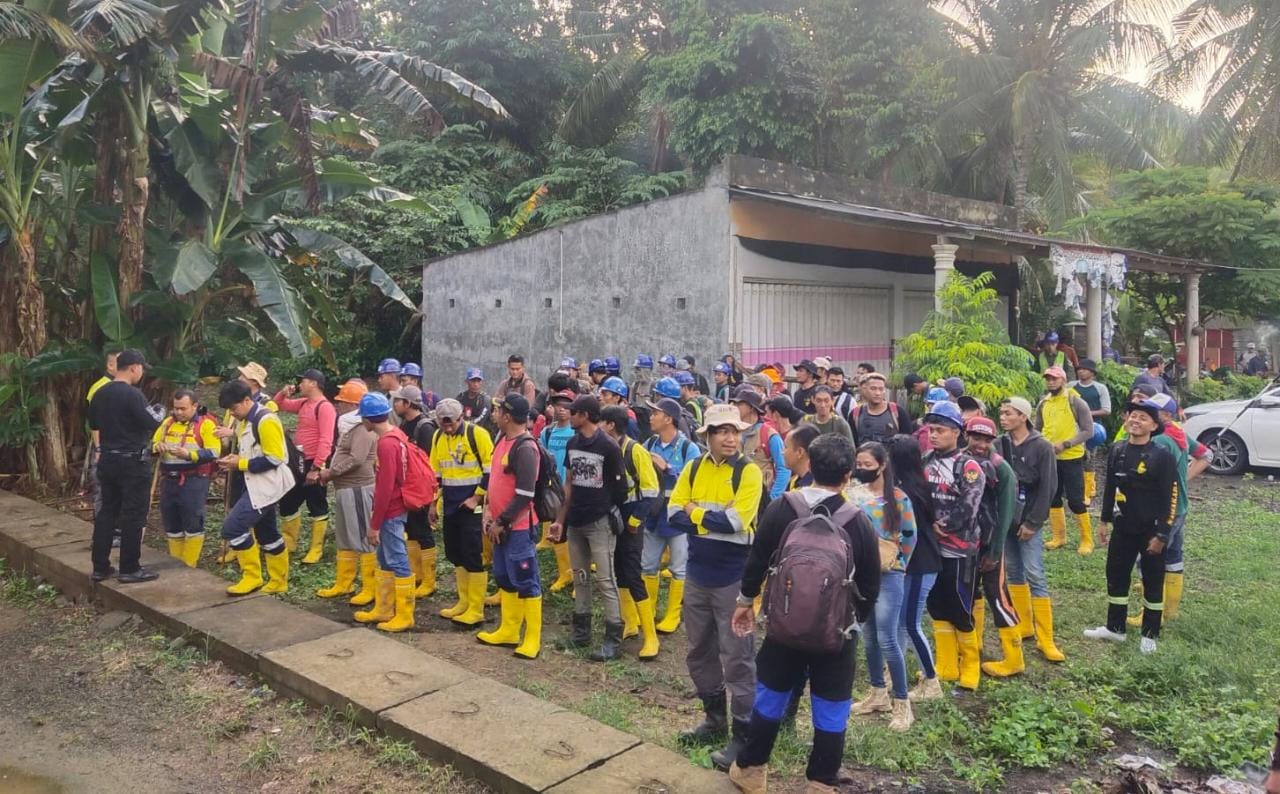 Foto : Tim dikawal Potter saat naik gunung salakan. (Doc,istimewa).