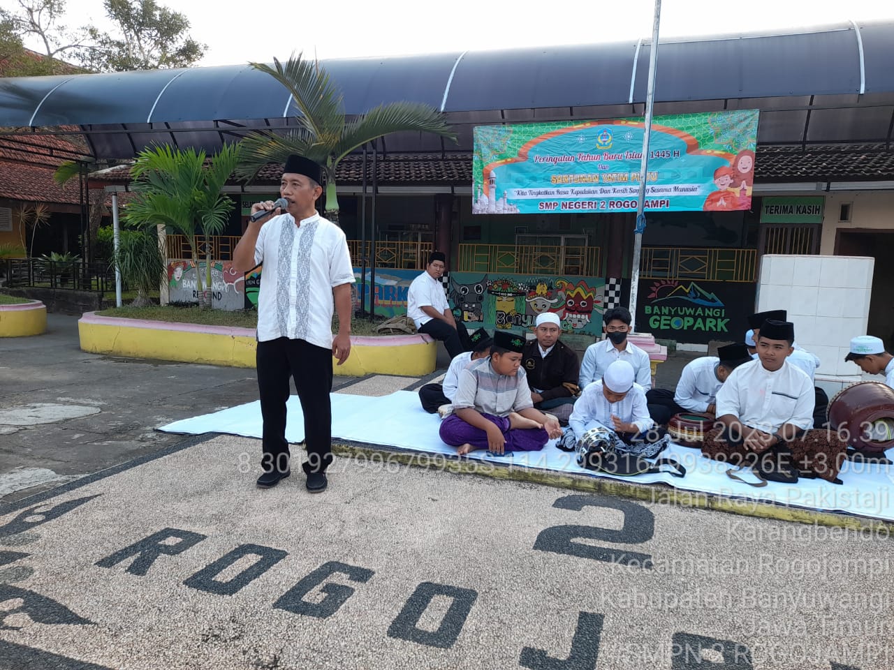 Foto : Kepala Sekolah SMPN 2 Rogojampi, Kepala Sekolah, Marhenyantoro, SPd, SH, MM, saat memberi sambutan diacara santunan. (Doc,Ilham).