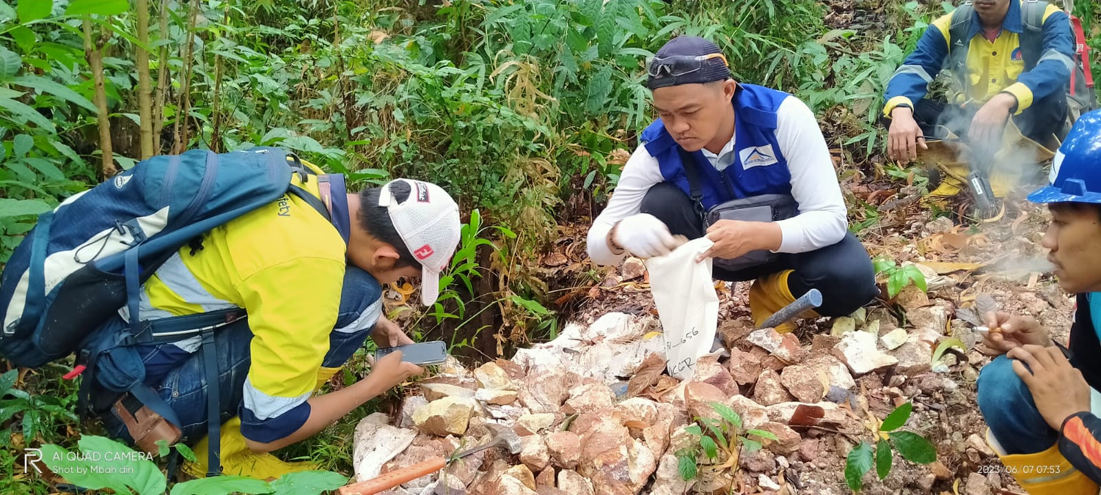 Foto : Tim Survey Geologi saat meneliti bebatuan di Gunung Salakan. (Doc,istimewa).