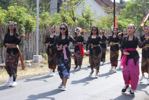 Foto : siswi SMPN 2 Cluring ikut berpakaian kebaya mirip pakaian adat Bali, dikarnaval kemerdekan, di desa tamanagung. (Doc, Rony).