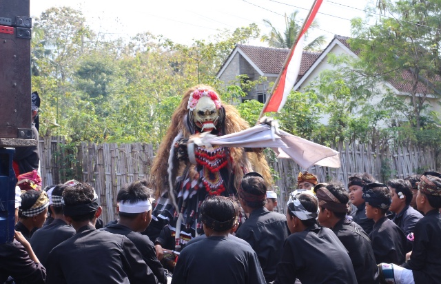 Foto : Penampilan karnaval SMPN 2 Cluring, Tarian kecak jadi sorotan mata penonton. (Doc, Rony).