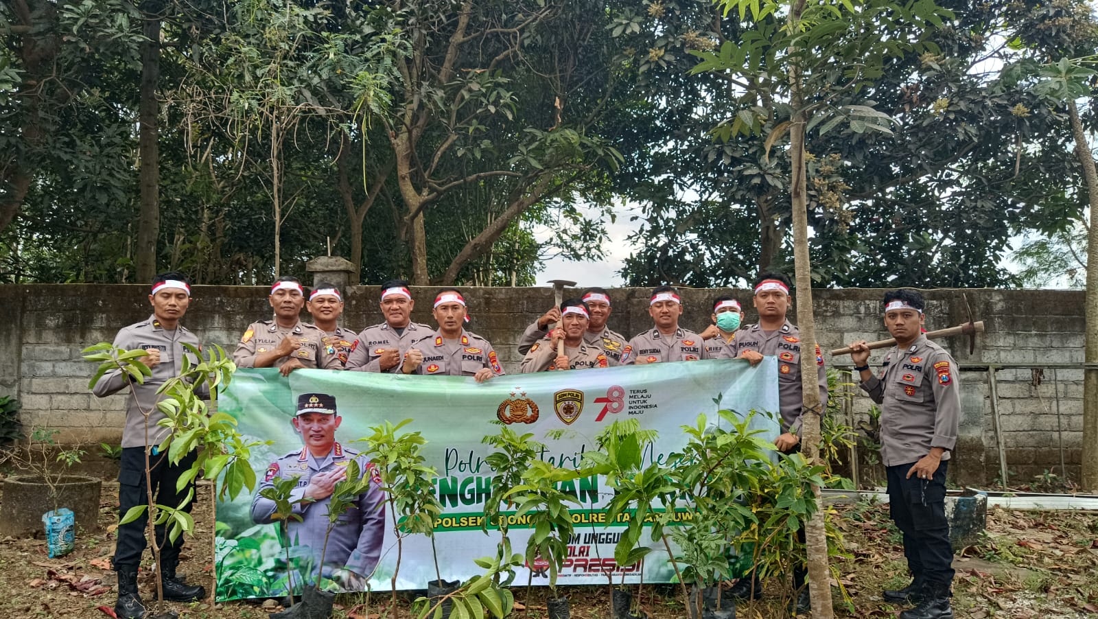 Foto : Seluruh anggota Polsek Srono giat gotong - royong tanam bibit pohon guna pelestarian alam. (Doc, istimewa).