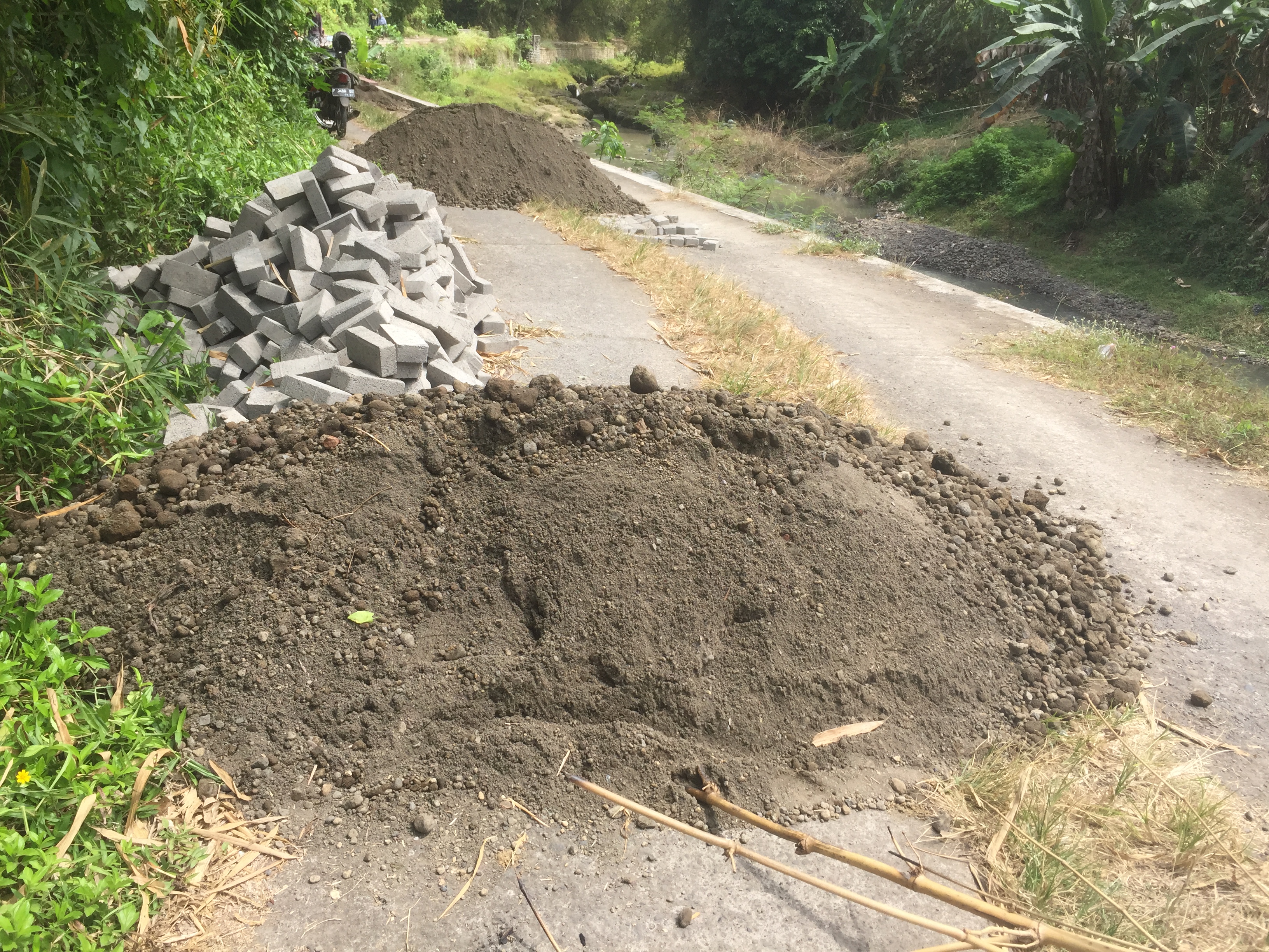 Foto : Jalan yang segera dibangun disediakan material berupa paving dan pasir. (Doc, Rony).