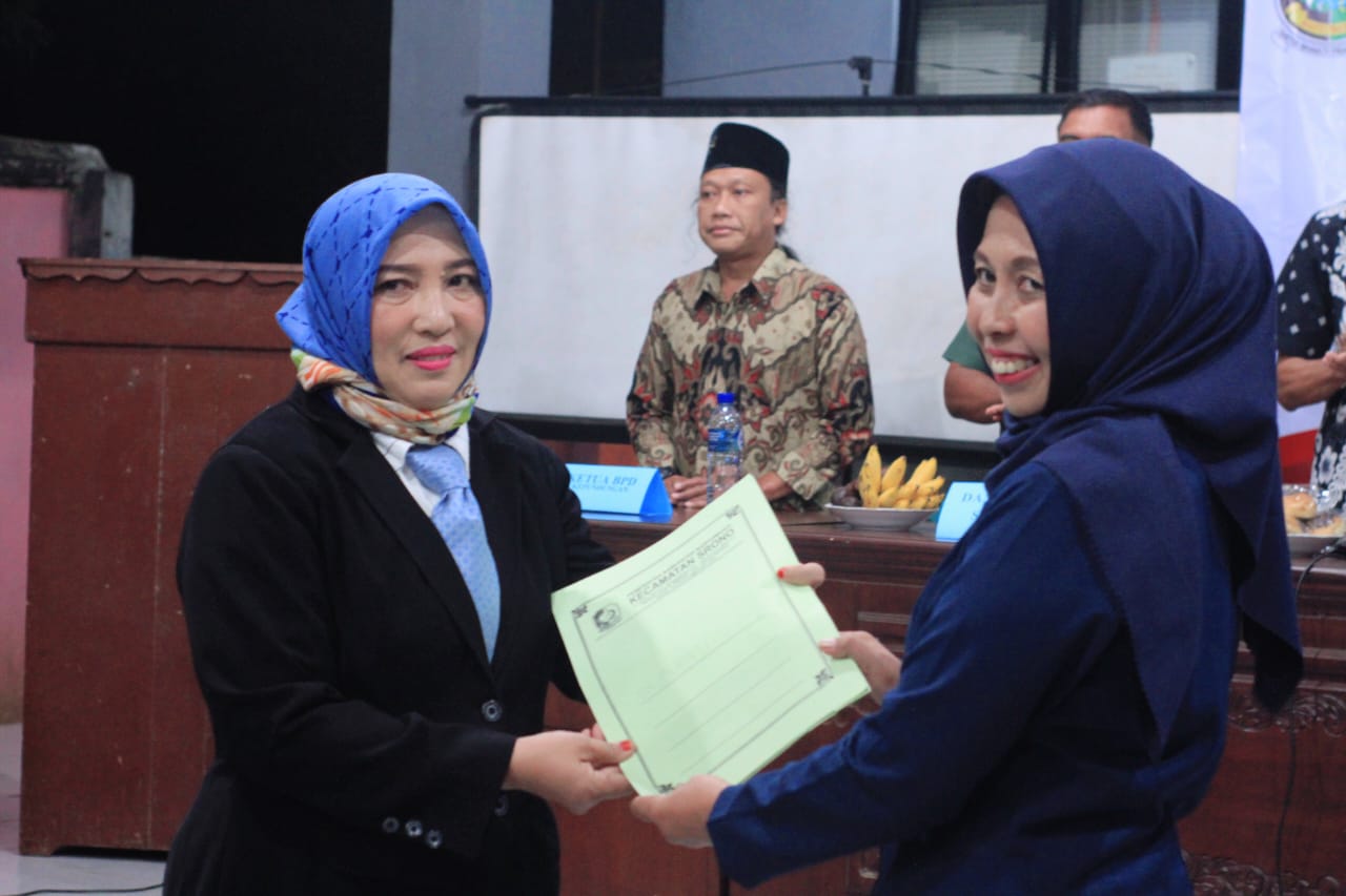 Foto : Kepala Desa Kepundungan baru yakni Hj. Suryati, S.E., menerima (SK) dari bupati. (Doc, Istimewa).