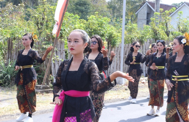 Foto : peserta siswi SMPN 2 Cluring, mengiringi tarian kecak mereka berpakaian serba hitam mirip baju adat Bali. (Doc, Rony).