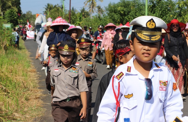 Foto : Anak anak semangat ikut karnaval berpakaian ala Polisi. (Doc, Rony).