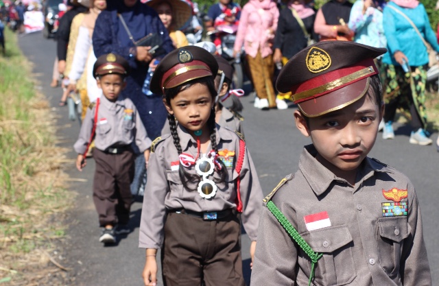 Foto : Anak usia sekolah berpakaian petugas kepolisian di acara karnaval dusun, (Doc, Rony).