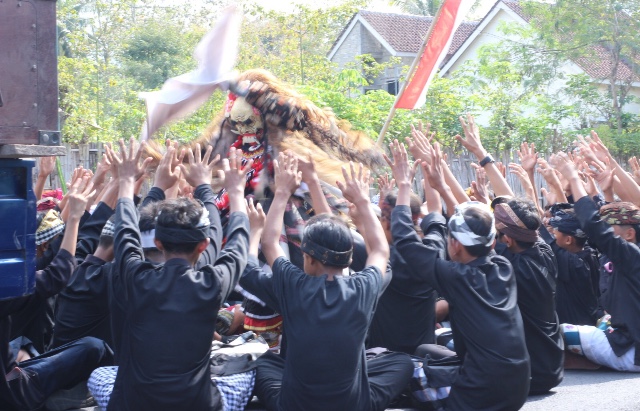 Foto : Tarian kecak diperankan siswa SMPN 2 Cluring, di karnaval kemerdekan desa tamanagung, kecamatan cluring. (Doc, Rony).