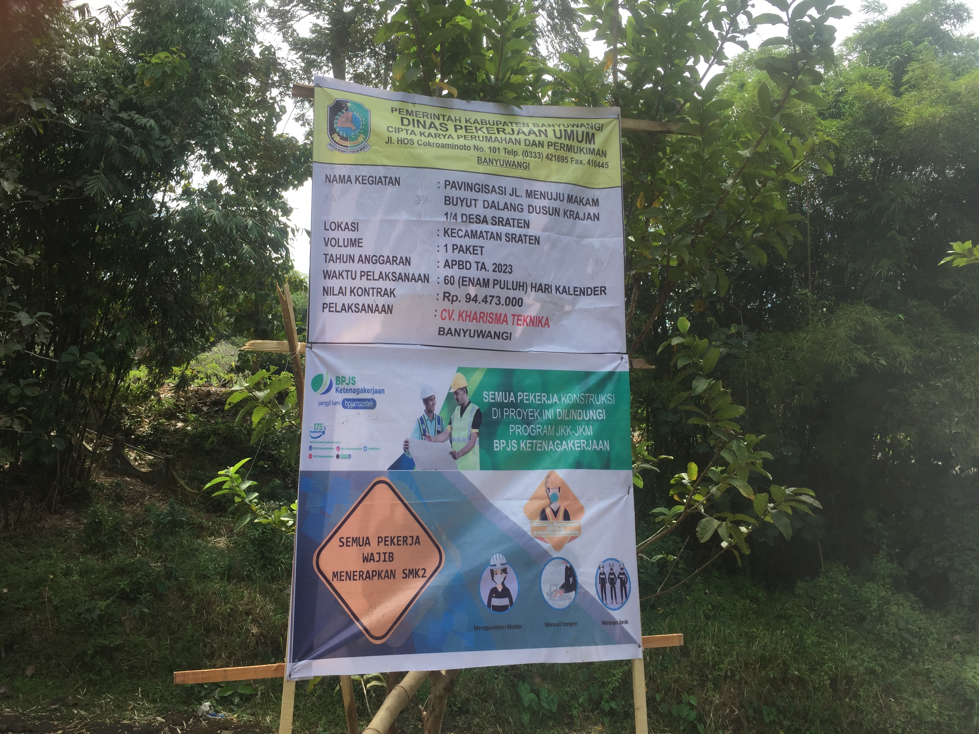 Foto : Tampak papan nama proyek terpasang disekitar pembangunan jalan. (Doc, Rony).