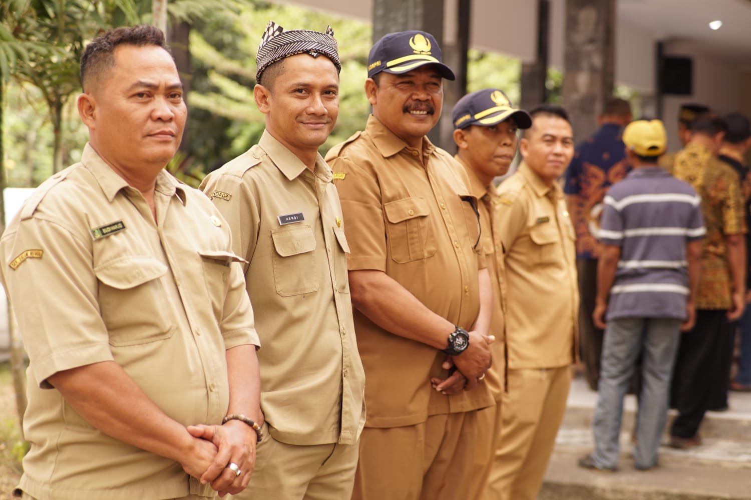 Foto : Staf Desa Tamanagung menjadi Among tamu di acara seremoni sartijab di pendopo desa Tamanagung. (Doc. Istimewa).