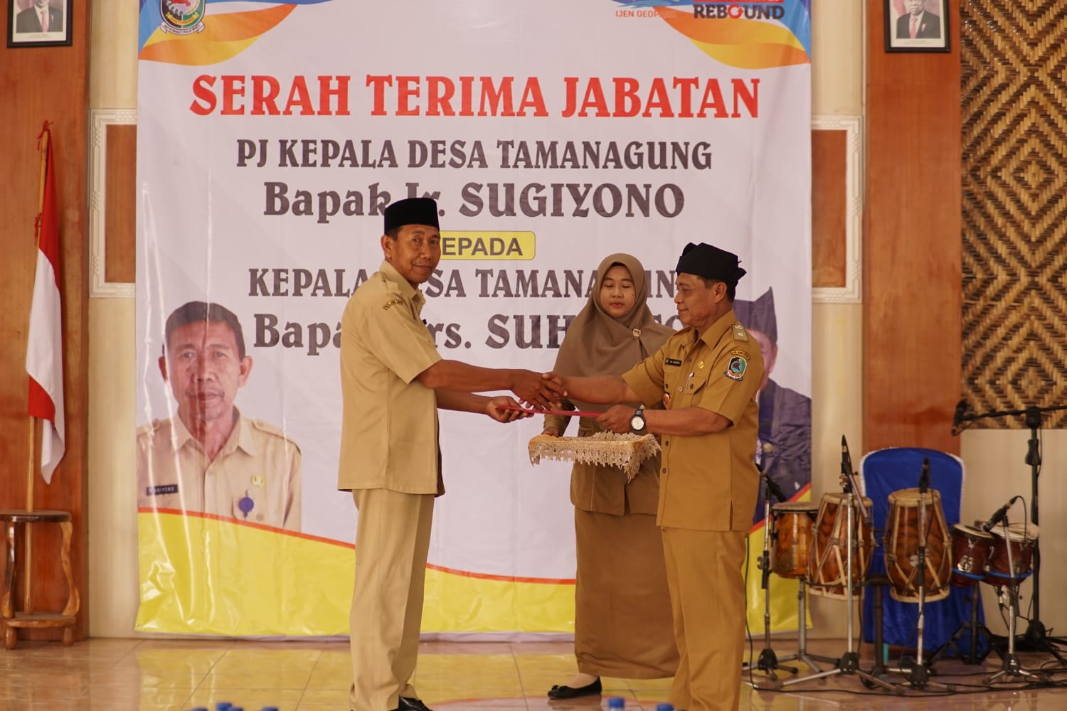 Foto : Acara sakral dan bersejarah, Serah terima jabatan di pendopo desa Tamanagung. Kecamatan Cluring. (Doc. Istimewa).