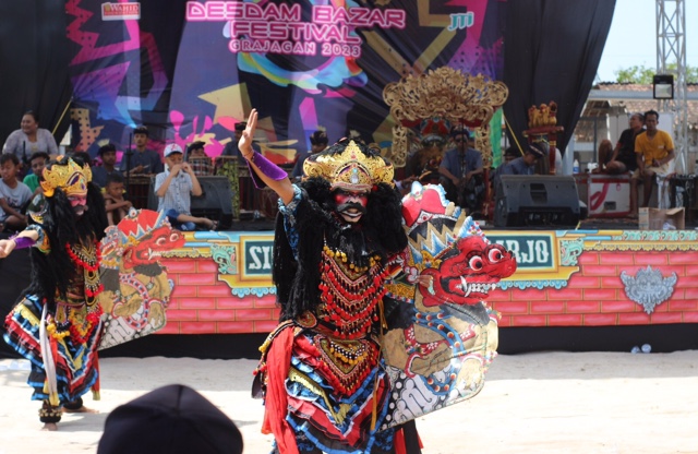 Foto : Kesenian jaranan singo barong nampak menghibur warga yang datang di acara tersebut. (Doc. Rony).
