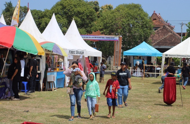 Foto : UMKM nampak memenuhi stand yang disediakan, di lapangan Desa Grajagan. (Doc. Rony).