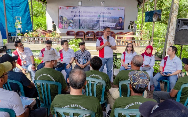 Foto : PT Pupuk Indonesia melaksanakan demonstration plot (demplot) pada komoditas durian di kelompok tani di Desa Songgon. (Doc, Istimewa).