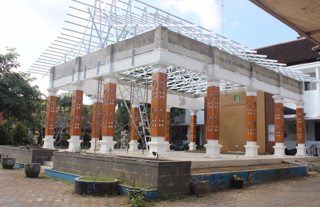 Foto : Proyek rehap pendopo kecamatan Cluirng tampak hampir 30%. (Doc. Rony).