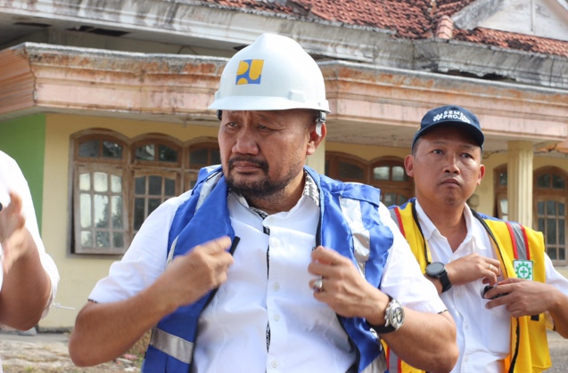 Foto : Ir.H. Sumail Abdullah tinjau lapangan pembanguan jalan menuju wisata G-Land pantai Plengkung. (Doc. Rony).