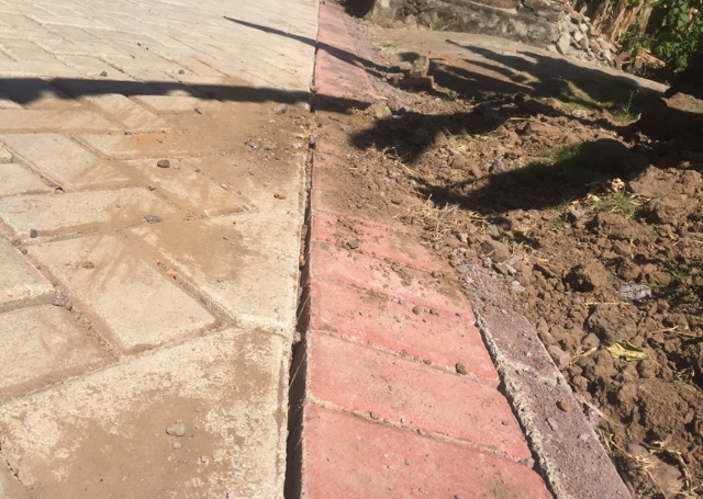 Foto : Tampak pasangan paving yang menganga. (Doc. Rony).