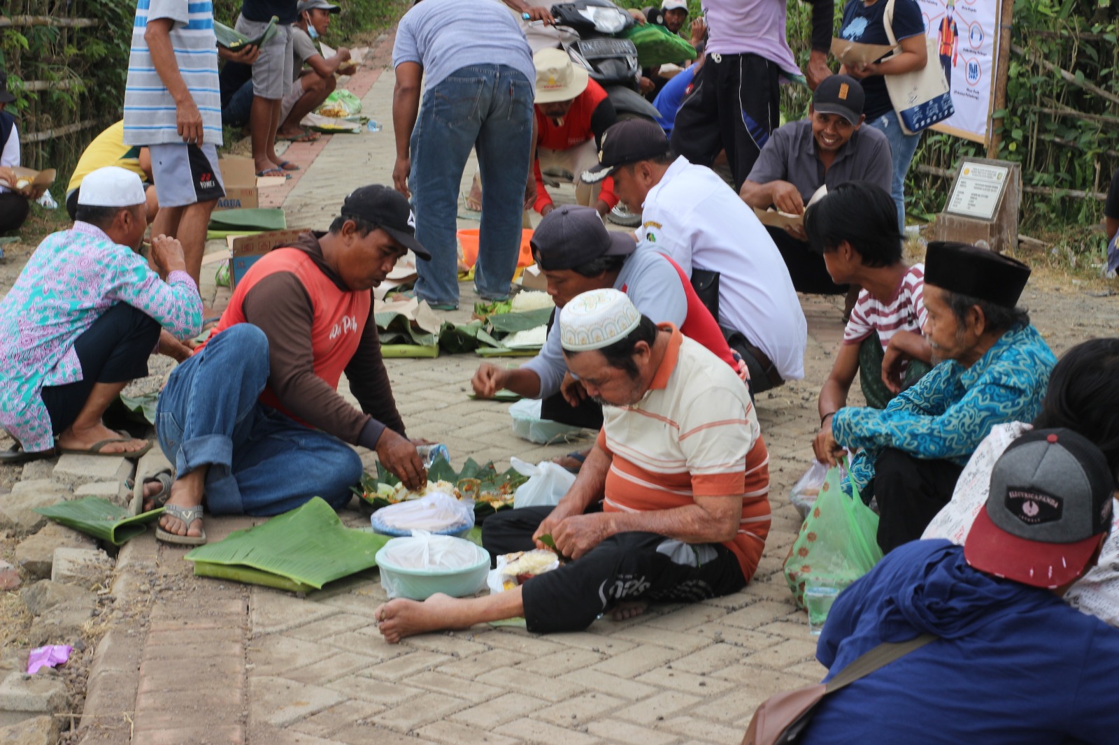 Foto : Warga terlihat guyub diacara selamatan paving, di pusat persawahan. (Doc, Rony).