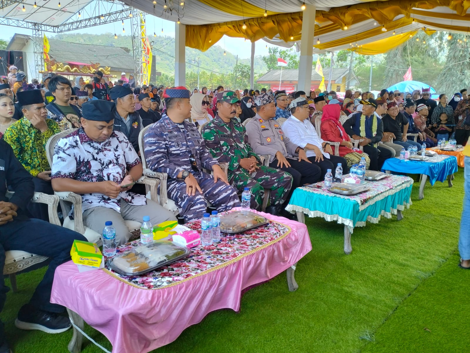 Foto: Sejumlah undangan dari Forpimda tampak hadir dalam acara petik laut pantai pancer. (Doc. Istimewah).