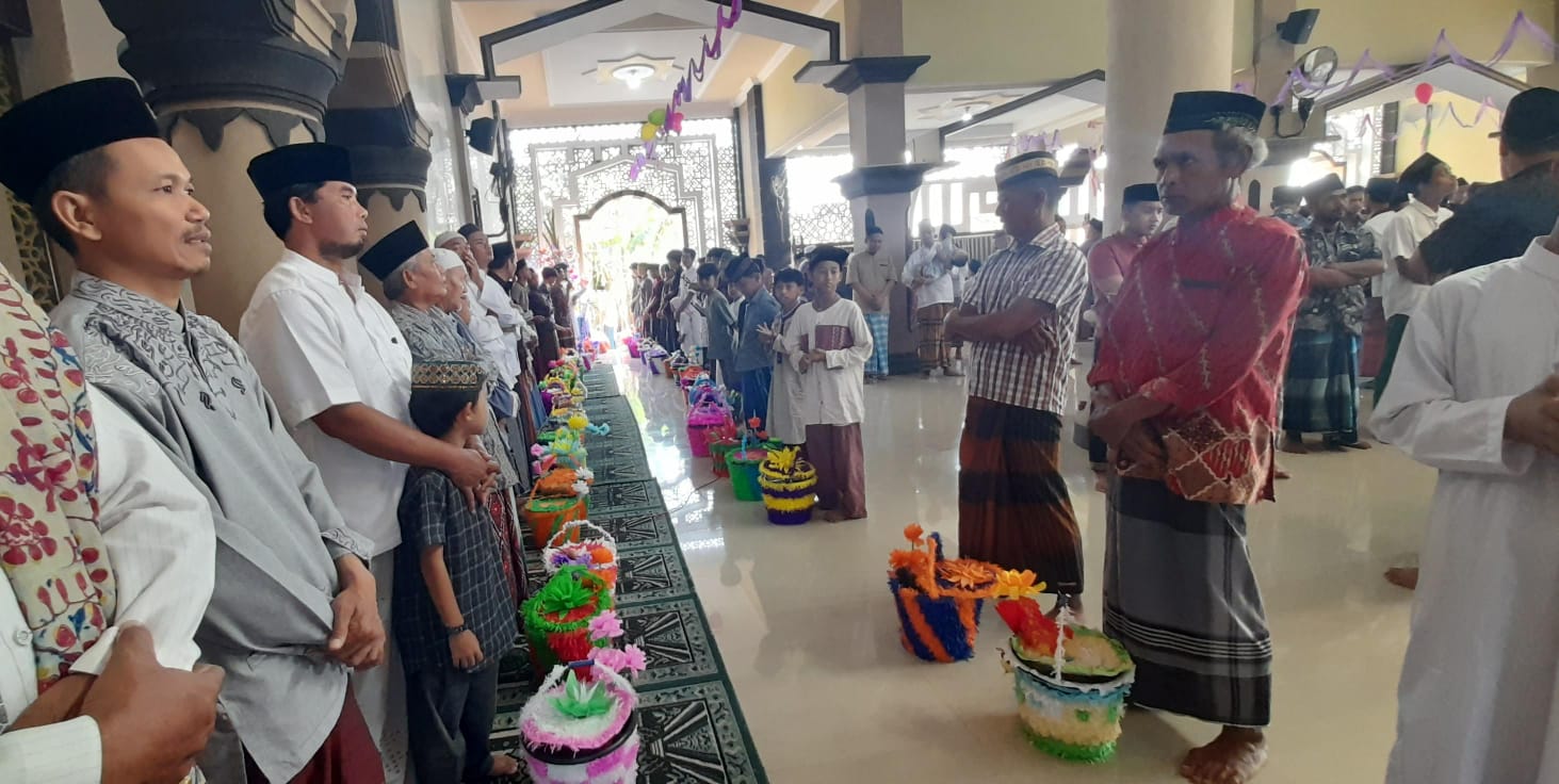 Foto : Acara maulid Nabi di Masjid An-Nur, desa Pengantigan tempat nasi dan kuwe unik tidak seperti tahun sebelumnya, warga memakai timba yang dihias. (Doc. Ilham).