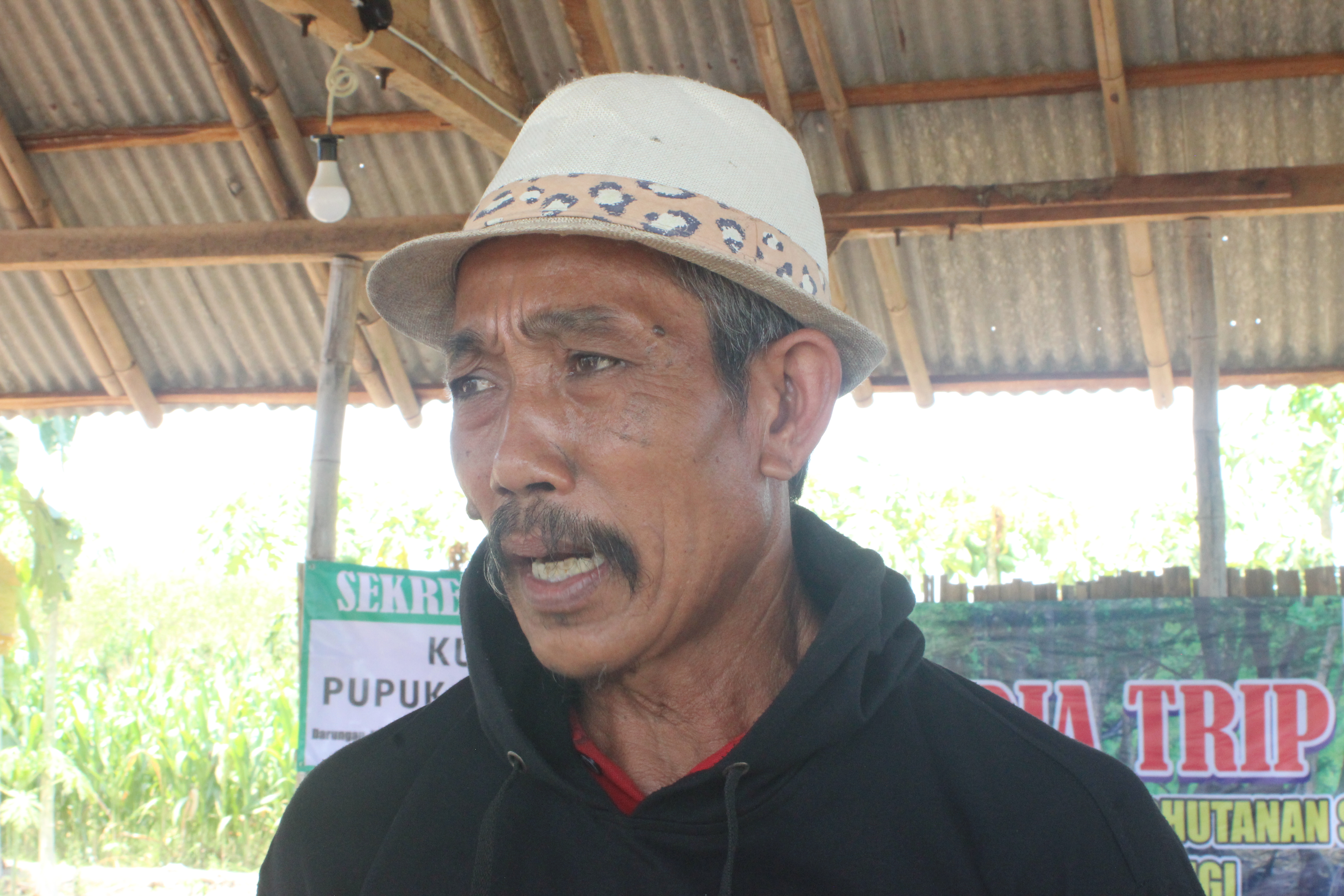 Foto : Ketua Lembaga Pengelola Desa Hutan (LPDH), Supiono, saat memeberikan keterangan soal pupuk organik. (Doc. Rony).