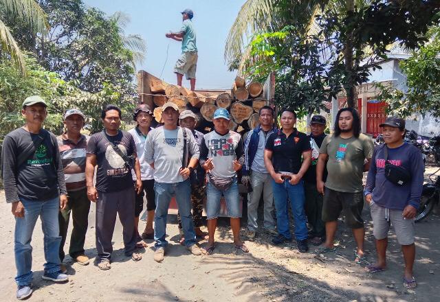 Foto: Polhutmob KPH Banyuwangi Selatan, saat melakukan pengrebekan diwilayah Dusun Ringinagung, Desa Pesanggaran. (Doc. Istimewa).