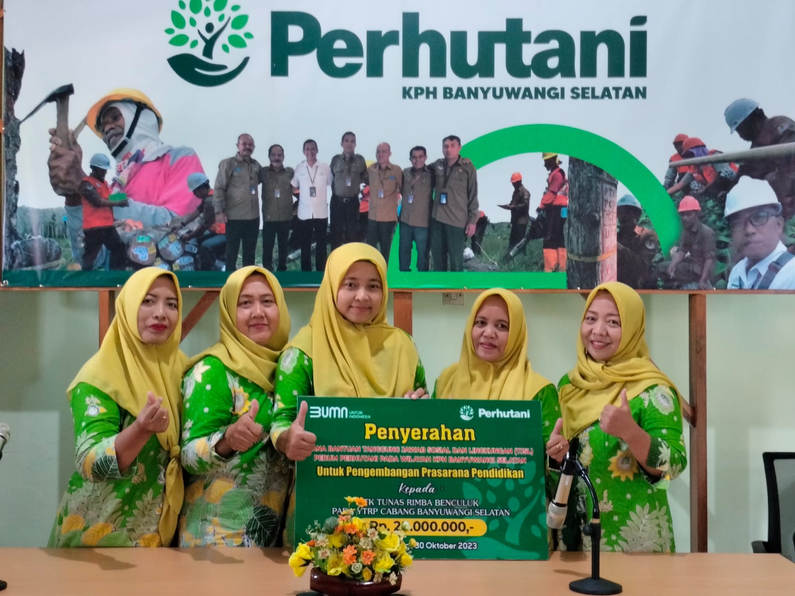 Foto : TK Tunas Rimba Benculuk, menerima bantuan dari Perum Perhutani Banyuwangi Selatan. (Dok. Istimewa).