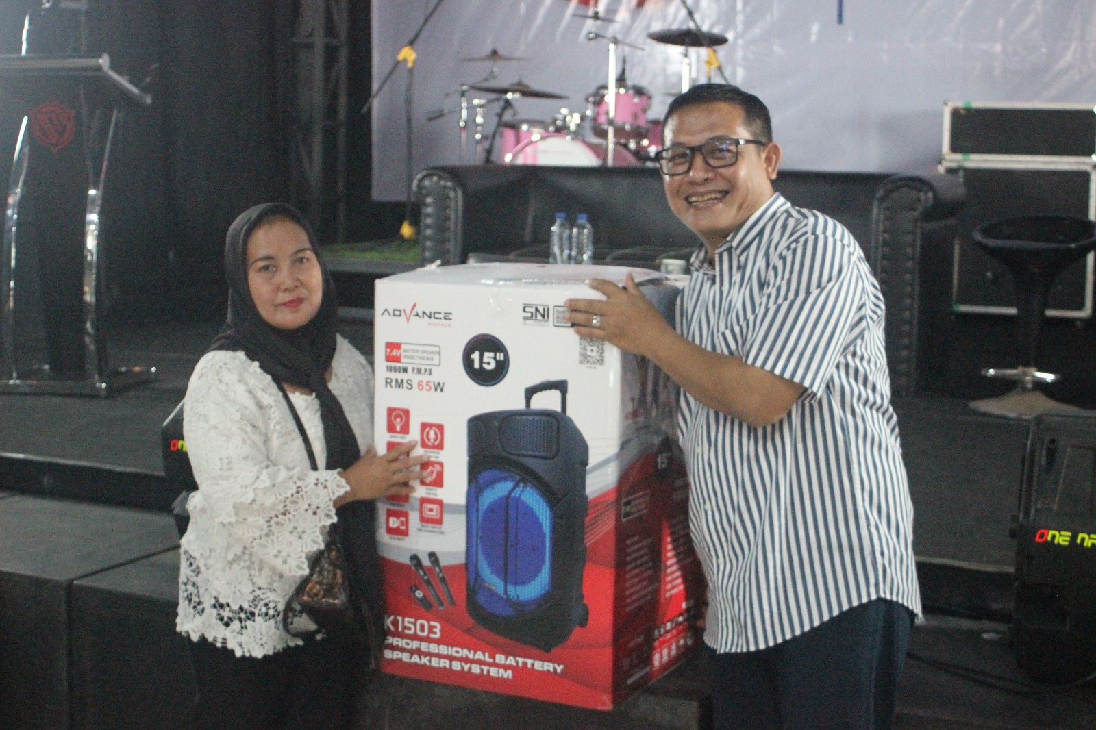 Foto : Komisi VI DPR-RI, Sonny T Danaparamita memberikan bantuan kepada kelompok ibu - ibu, sebuah spiker aktiv. (Dok. Rony).