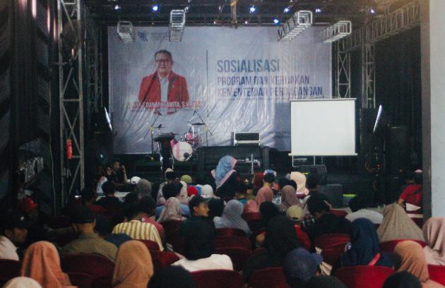 Foto : Pelaku UMKM mengikuti sosialisasi program dan kebijakan pemerintah di sektor perdagangan. oleh Komisi VI DPR-RI, Sonny T Danaparamita. (Dok. Rony).