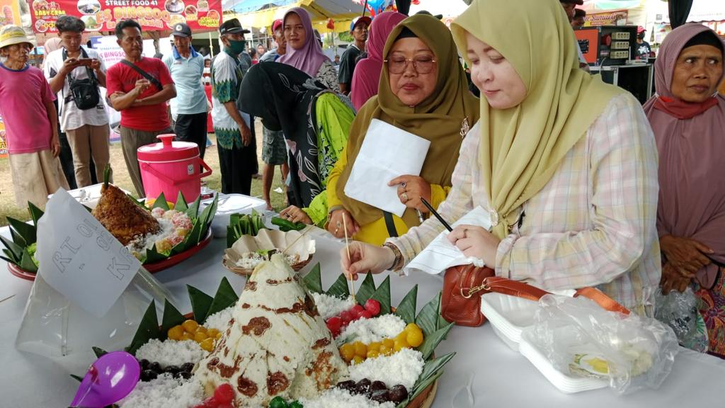 Foto : Berbagai perlombaan salah satunya lomba memasak jajanan tradisional. nampak dewan juri dari perlombaan memasak meneliti indahnya krasi dan mencicipi lejatnya jajanan tradisional. (Dok. Rony)