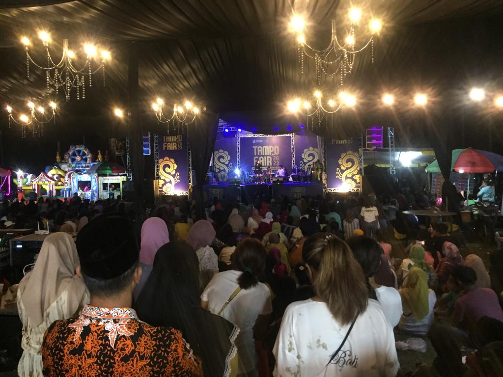 Foto : Ribuan pengunjung memadati pentaseni diacara Tampo Fair. (Dok Rony).