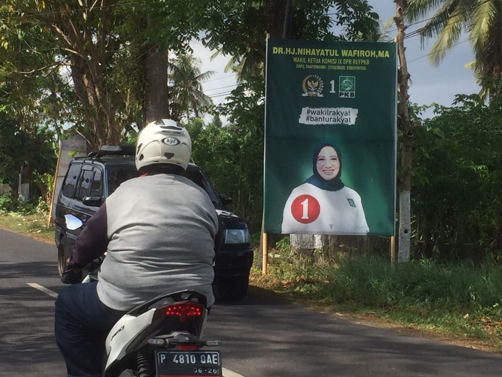 Foto : Banner bacaleg terpasang di tepi jalan raya Purwoharjo. di wilayah Dusun Krajan, Desa Tampo, Kecamatan Cluring. (Dok. Rony).