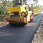 Pembangunan jalan desa Sambirejo melalui metode hotmix, alat berat stom memadatkan aspal hotmix yang baru digelar dijalan. (Foto: Istimewa).