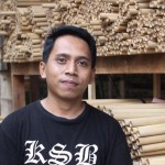 Iwan Pinanggih Saputra (33 tahun), warga Dusun Sempu, Desa Sarimulyo, Kecamatan Cluring, Banyuwangi, menggeluti produksi seruling hingga expor ke India. (Foto. Rony. Jurnalnews).