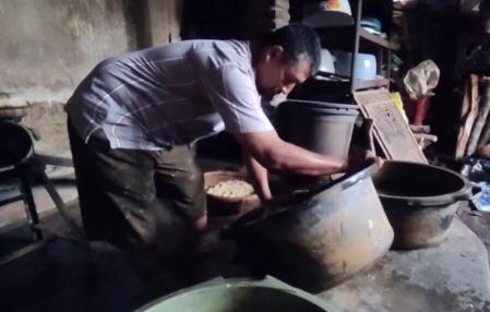 Proses pembuatan tempe, Joko Slamat saat dirumah sedang memproses kedalai yang akan di jadikan tempe. (Foto: Eko Purwanto)