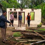 Anggota Polsek Kalibaru dan perangkat desa banyuanyar serta BPD,anggota TNI,PolPP mendatangi lokasi dirumah Ribut Suwarjono di Desa Banyuanyar, Kecamtan Kalibaru, Banyuwangi.(Foto: Istimewa).