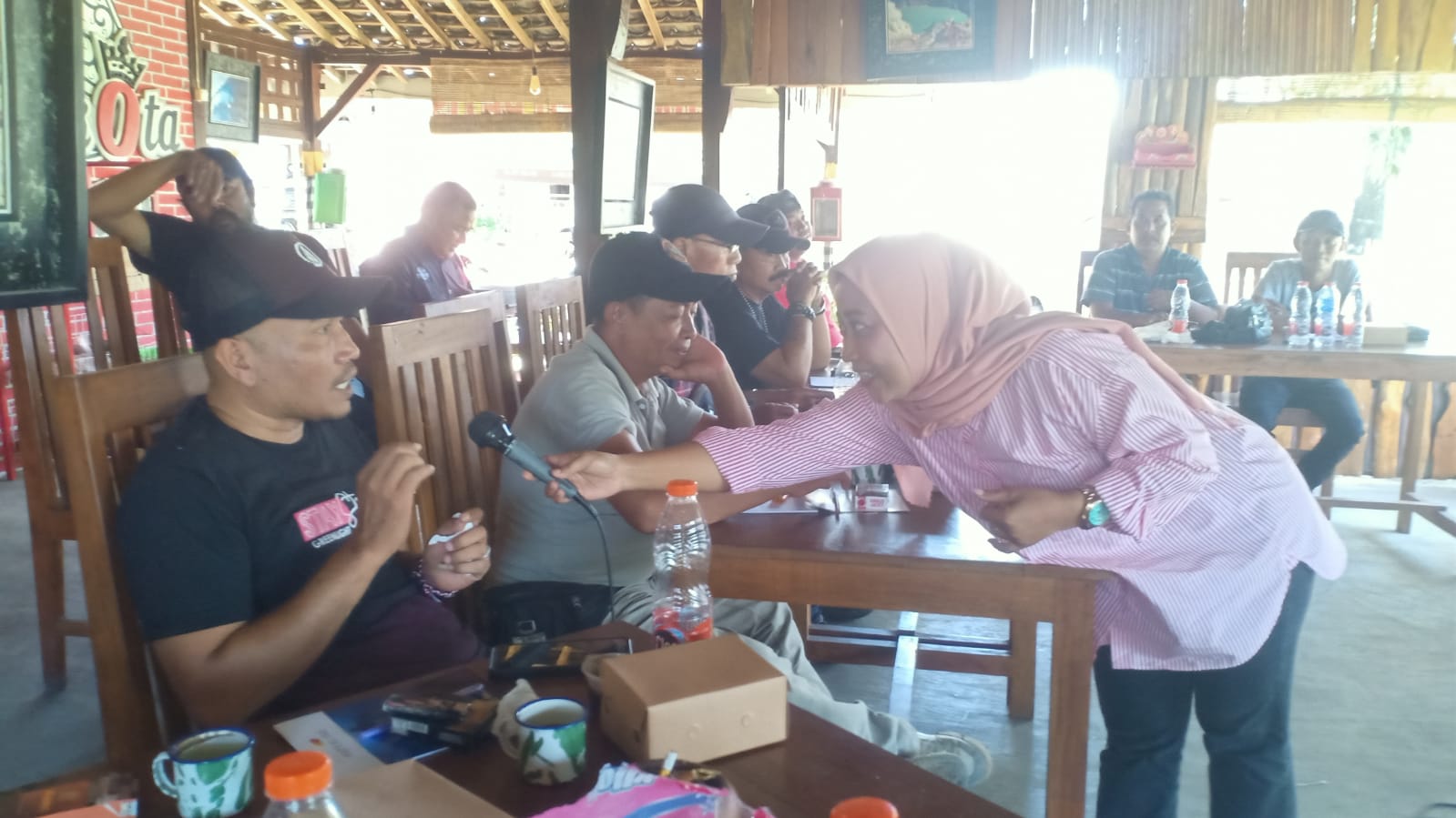 Jurnalis Detikcom, Eka Rimawati, membahas teknik wawancara sebagai etika penting bagi semua jurnalis. (Foto: Istimewa).