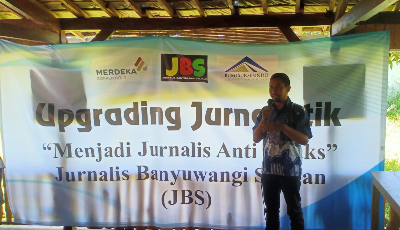Chofi Zamani, Ketua Bidang Organisasi IJTI Banyuwangi, membagikan tips menghindari pemberitaan hoaks. (Foto: Istimewa).
