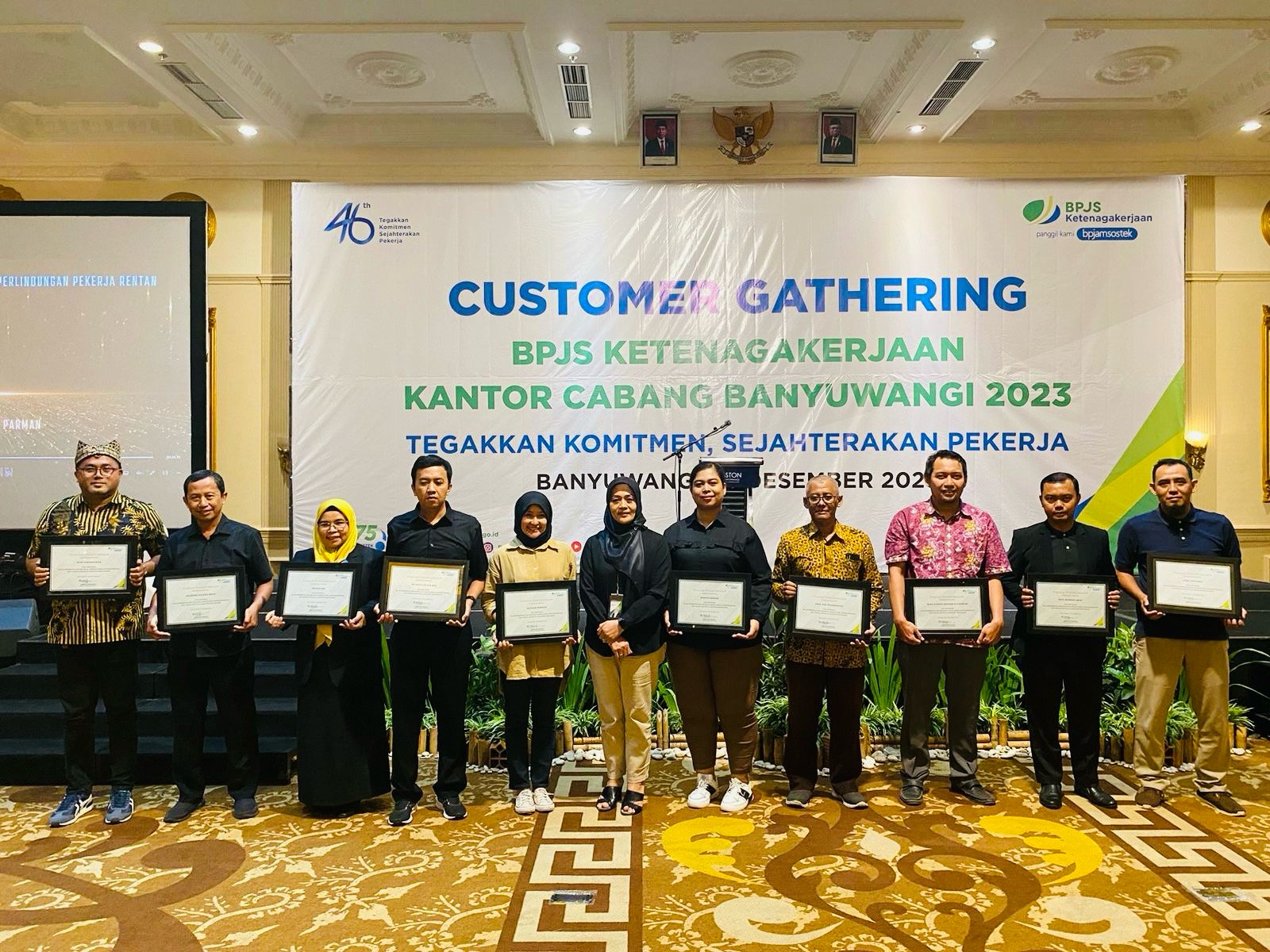 Anak perusahaan PT Merdeka Copper Gold Tbk (PT MCG) mendapat penghargaan atas kontribusinya dalam memberikan perlindungan jaminan sosial ketenagakerjaan bagi pekerja rentan di Kabupaten Banyuwangi. (Foto: Istimewa).