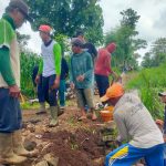Warga Dusun Karangrejo Selatan sedang kompak kerja bakti memperbaiki jalan yang rusak