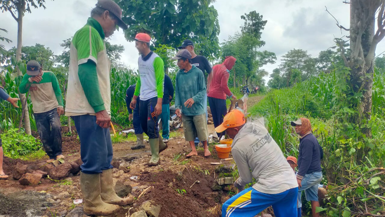 Warga Dusun Karangrejo Selatan sedang kompak kerja bakti memperbaiki jalan yang rusak