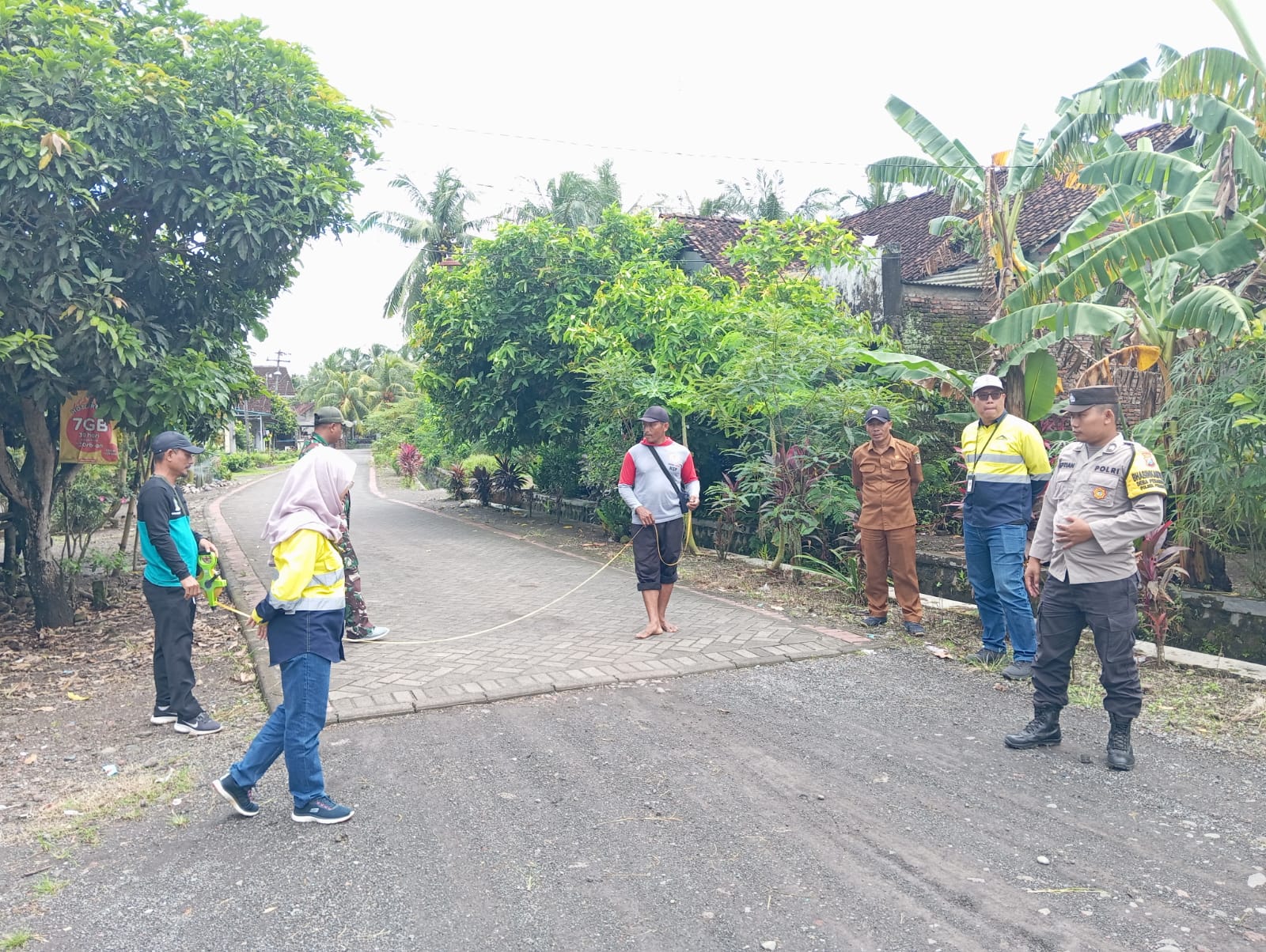 Caption: Warga Ringinagung tengah bahagia jalan dikampungnya dibangun dengan paving oleh perusahaan tambang. (Doc.Foto: Istimewa)